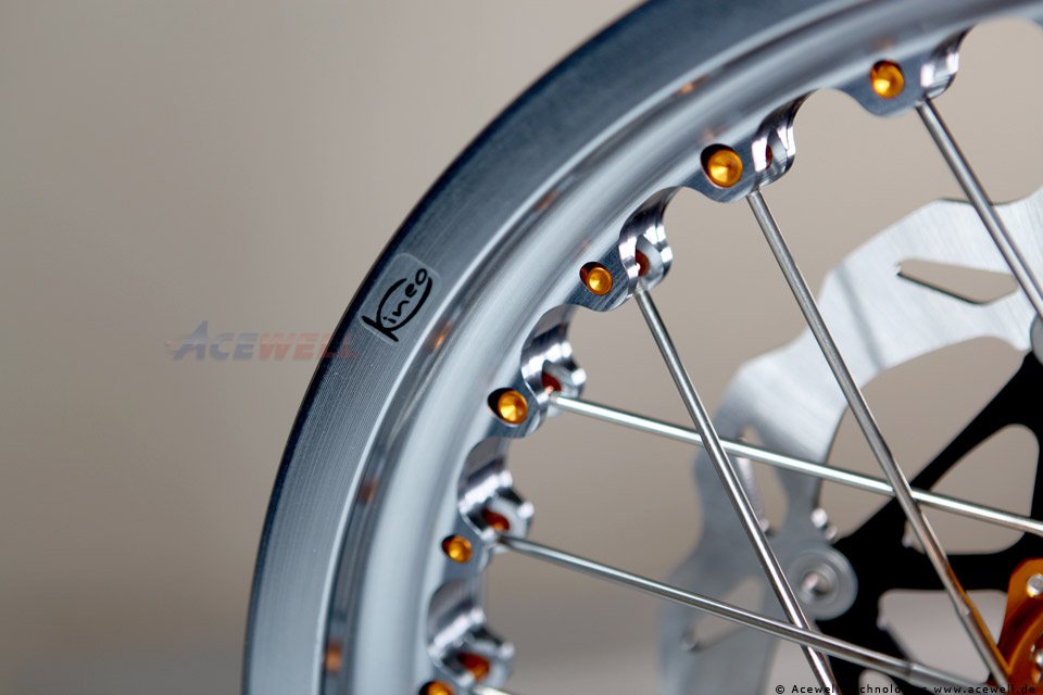 kineo-wheels-gold-nipples-titanium-rim_253539428de3ad