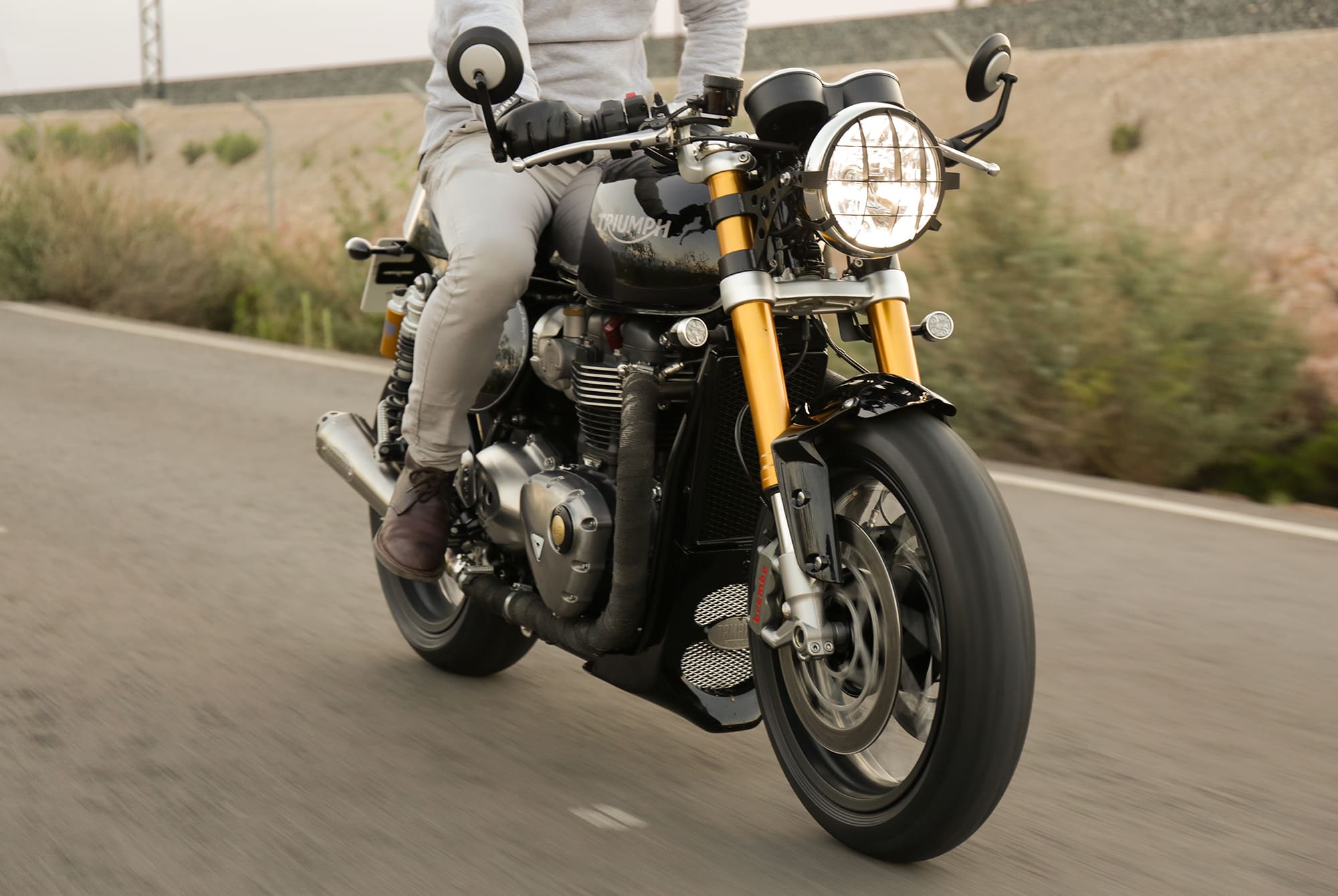 thruxton1200r-sombra-tamarit-slider-02_0001_03N3A3976