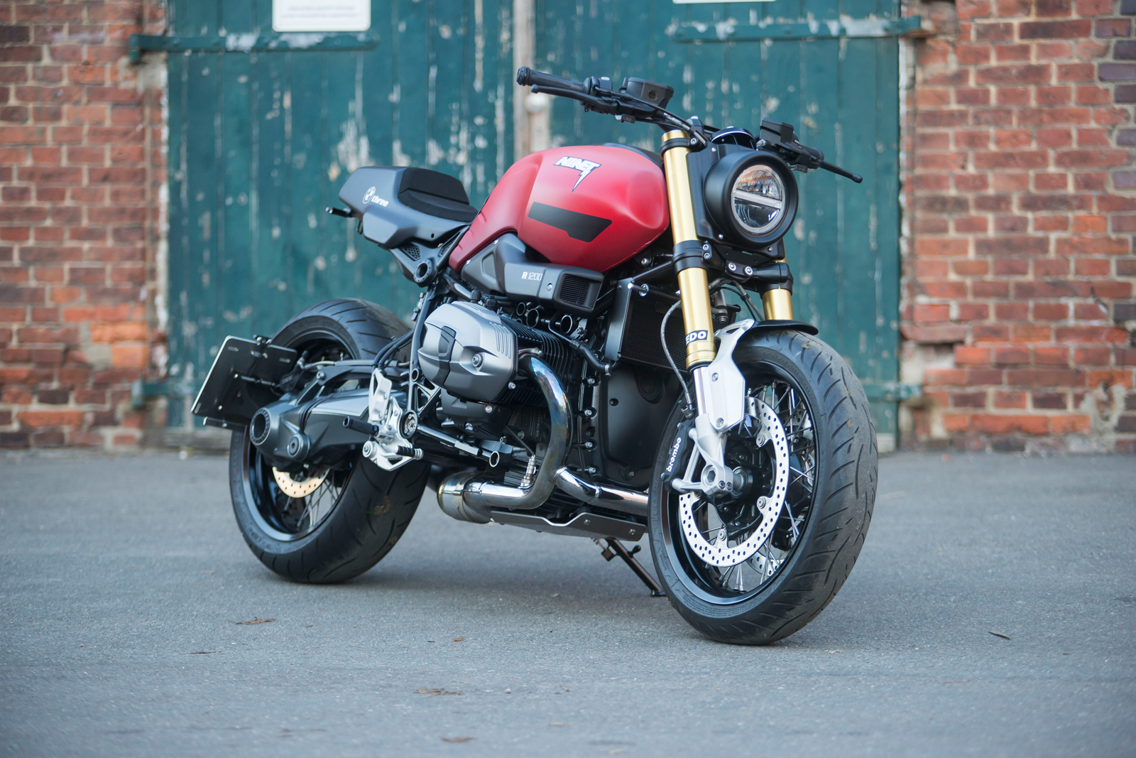 БМВ R Nine t Racer девушка